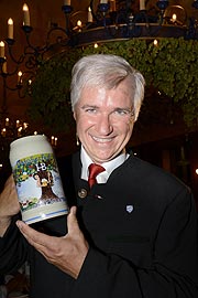 Hofbräu-Zeltkrug Vorstellung 2016: Stellvertretend für den Bayer. Ministerpräsidenten Horst Seehofer, der für den Hofbräu-Zeltkrug 2016 verantwortlich zeichnete, stand Kabarettist Wolfgang Krebs auf der Bühne, - hier mit dem aktuellen Krug "Paradies Bayern" (©Foto: Ingrid Grossmann)